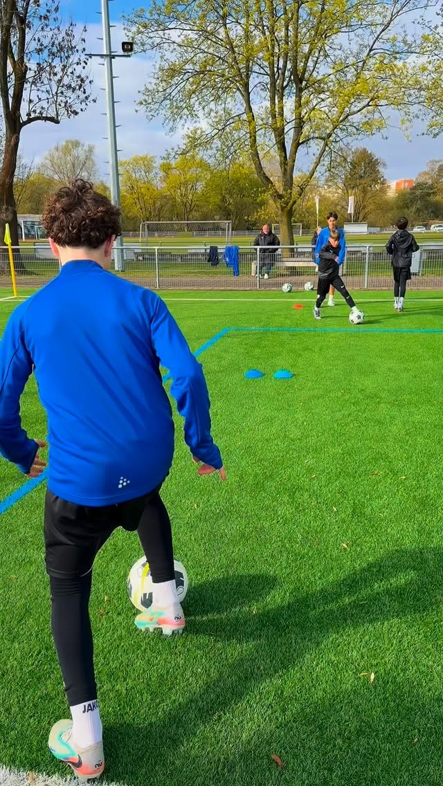 Oster Elite Camp 2026 – Tag 3🔥
Was für eine Intensität!💥
Am dritten Tag des Oster Elite Camps 2026 lag der Fokus auf Athletik, Dynamik und kompromissloser Wettkampfhärte – genau das, was moderne Spieler brauchen.
⚡ Das stand auf dem Programm:
• Altersspezifisches Athletiktraining für maximale Leistungsentwicklung
• Sprint- und Richtungswechsel für explosive Aktionen auf dem Platz
• Unter- und Überzahlsituationen im 2vs1 und 3vs1 – schnelle Entscheidungen gefragt
• Intensive 1vs1-Duelle inklusive Umschaltmomenten
• Verschiedene Spielformen zum Abschluss – alles direkt im Wettkampf umgesetzt
💡 Unser Ansatz:
Schnelligkeit. Handlungsschnelligkeit. Durchsetzungsfähigkeit.
Spielnah. Intensiv. Leistungsorientiert.
Heute wurde nicht nur trainiert – heute wurde unter Druck performt, entschieden und der nächste Schritt gemacht. 🚀