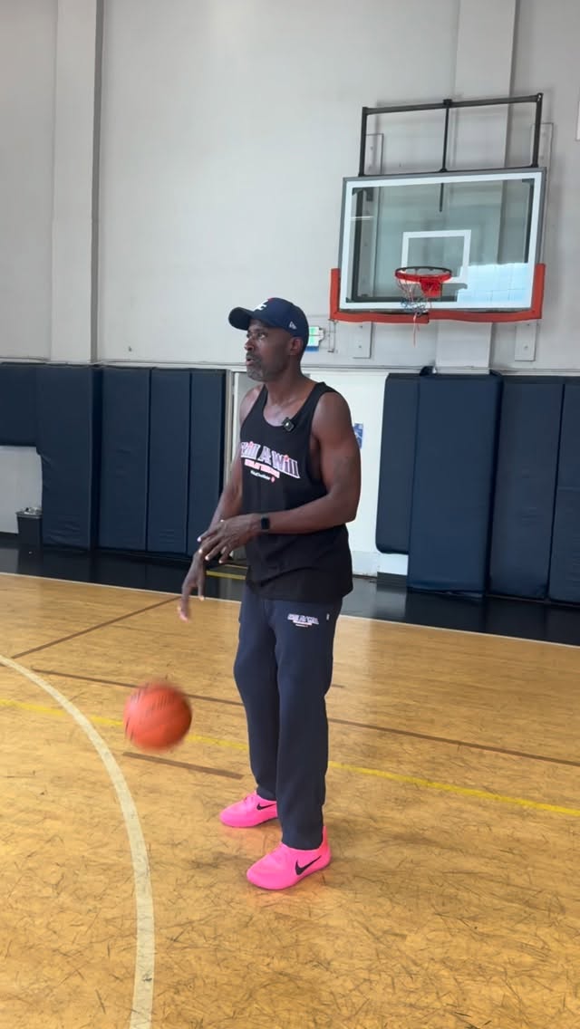 @coachponchohodges “We practice playing off 2 feet when working on attacking the paint. Being able to play off 👣 gives us options when we get into the paint. Allowing us to explode right into our shot, or being able to read the defense, and go into offensive counters”
•
“Eyes on the rim is CRUCIAL when it comes to either scoring, selling shot, OR last second kick”
•
Bring your energy, work ethic and hunger for getting better💪🏿👊🏿
INFO:
(323)362-2739
OR
Direct Message
•
#basketball #hoops #skills #basketballtraining #fypage