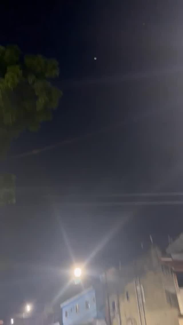 ✈️🔥 Turbina de avião pega fogo e assusta moradores em SP e Guarulhos
Nesta segunda, 30/03/2026, um avião que decolava do Aeroporto de Guarulhos (Cumbica) apresentou falha na turbina, com chamas visíveis, durante o procedimento de decolagem.
Segundo informações, a aeronave — precisou retornar e realizar um pouso de emergência, após o problema no motor.
Moradores da Zona Norte de São Paulo e de Guarulhos relataram ter ouvido um grande estrondo no momento da explosão da turbina, o que aumentou ainda mais a preocupação.
Equipes de emergência foram mobilizadas e atuaram rapidamente no local.
Apesar do susto, nenhum passageiro ficou ferido e o fogo foi controlado.
📹 Imagens do ocorrido circulam nas redes sociais e mostram o momento da falha.
Seguimos acompanhando para novas informações oficiais.