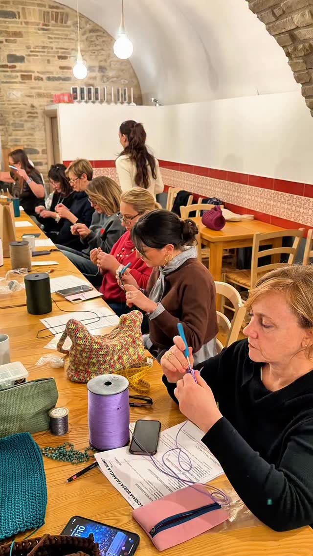 Non potete immaginare la gioia che ho nel cuore dopo questa giornata alla @la_fucina_dei_sapori a Monterotondo. Guardate questi pezzetti di video... non si sente quasi il profumo del caffè e il rumore dei nostri uncinetti? 🧶☕️
È stato tutto così bello: le chiacchiere, i sorrisi e quell’abbraccio sincero tra noi amiche che condividiamo la stessa passione. Mi sono sentita davvero a casa e sono tornata con un’energia pazzesca.
Grazie di cuore a tutte le ragazze che c’erano, mi avete riempito l’anima con il vostro affetto! 💖
Alla prossima!🫶🏻
•••
#KatyHandmade #BrunchCrochet #FucinaDeiSapori #CrochetCommunity #borseuncinetto