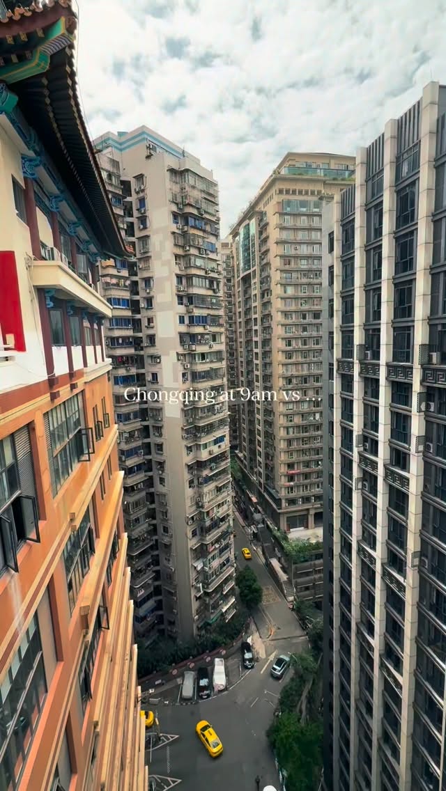 9AM vs 9PM à Chongqing 🇨🇳
Le jour, Chongqing est déjà une ville à part…
Une ville construite sur plusieurs étages, où les routes se superposent,
où les immeubles traversent les rails… 😳
Un chaos organisé… presque irréel.
Mais attends de voir la nuit…
La ville se transforme complètement ⚡️
Une ambiance digne d’un film futuriste…
On se croirait dans un mélange entre Blade Runner et Cyberpunk 😮🔥
C’est une ville qui nous a marqué de ouf 🤯
Alors dis-nous 👇
Team 9AM ☀️ ou team 9PM 🌃 ?
#china #chongqing #cyberpunk #chine #insolite