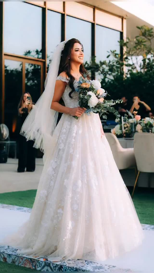 Repost @thebridewayweddings
That first look was a pure bliss..Here was my future walking toward me, so bright and beautiful🤍
Photography: @joechedrawiphotography
Wedding Venue: bulgarihotels
Wedding Planner: @mayatoubia
Florals: @lesfleursdemaya
Wedding gown: @contessadubai
Makeup Artist: @rolabaghdadi
Salon: @amroladiessalon