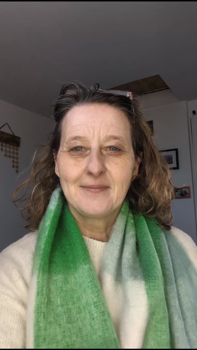 Hyperlaxie et douleurs.
Les douleurs sont liées très souvent à la culpabilité et à la colère. Dans cette séance la femme qui est venue était coiffeuse et elle adorait son métier. Mais la colère et son sentiment d'impuissance l'a rattrapé. Et en 2022 après avoir été vaccinée, elle a déclenché cette maladie. Elle pense que c'est lié au vaccin. Mais elle est en colère depuis qu'elle est petite. C'est donc sûrement dû à une vie antérieure. Et cette vie antérieure a été réactivée par la vaccination et la guerre en Ukraine. Ce n' est pas le vaccin qui l'a rendu malade, c'est sa colère contre l'état. Et effectivement elle était une mère pendant la guerre de 14-18 qui avait 5 fils et 2 filles. Son mari et 4 de ses fils sont morts à la guerre. Le dernier fils a déserté et s'est caché chez elle. Mais il a été retrouvé et fusillé. Elle s'est sentie impuissante et a décidé de mettre fin à ses jours. Elle s'est pendue. L'hyperlaxie dans cette vie est lié à la mémoire corporelle de la pendaison. Son corps s'etire sous la force de la gravité.
Comme elle s'était fait la promesse de ne plus faire confiance à l'état et de ne plus l'écouter, imaginer comme pour elle la vaccination a été source d'un immense conflit intérieur qui a démultiplié sa colère et sa culpabilité générant les douleurs.
Et vous, êtes vous en colère contre l'état ?
Avez vous refusez de vous faire vacciner ?
Et si tout cela était un indice sur une de vos vies passées ?
#colere #guerre #douleur #hyperlaxie #culpabilite