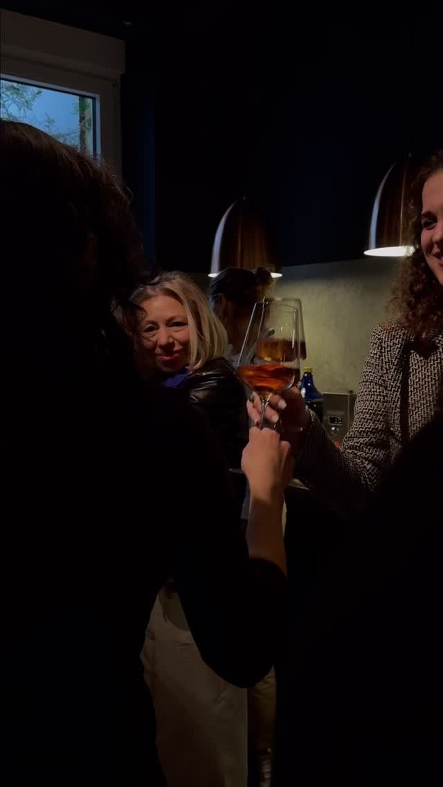 „Manche Orte sind mehr als nur Locations – sie sind ein Gefühl.“
Am 24. April wird unsere Netzwerklounge genau so ein Moment. ✨
Ein letztes Mal dürfen wir bei Espressione in Cucina zusammenkommen – an einem Ort, der unser Netzwerk in den letzten Jahren geprägt hat wie kaum ein anderer.
Die liebevolle italienische Küche von Donata & Nico, die hochwertigen Feinkostmomente, die Gespräche zwischen zwei Bissen… all das war nie „nur“ ein Event.
Es war Verbindung.
Es war Wachstum.
Es war ein Stück Zuhause für unser Netzwerk. 🤍
Mit einem weinenden Auge blicken wir darauf, dass diese besondere Location im Juli ihre Türen schließt.
Und gleichzeitig mit einem lachenden Auge feiern wir alles, was war – und alles, was für @espressione_in_cucina noch kommt.
Diese Netzwerklounge wird besonders:
✨ Ein Abend voller Erinnerungen
✨ Ein Raum für echte Begegnungen
✨ Ein gemeinsames Anstoßen auf vier Jahre voller Entwicklung
Lass uns diesen Ort noch einmal gemeinsam erleben.
Lass uns Danke sagen.
Und lass uns bewusst genießen, was uns verbindet.
Bist du dabei, wenn wir Geschichte feiern und gleichzeitig Zukunft schreiben?
Kommentiere “TICKET” und wir schicken dir den Anmeldelink zu!
👉 Die nächsten Termine findest du unter in unserer APP FRAUEN&BUSINESS
#frauenundbusiness #karlsruhe #unternehmensberatung #netzwerk