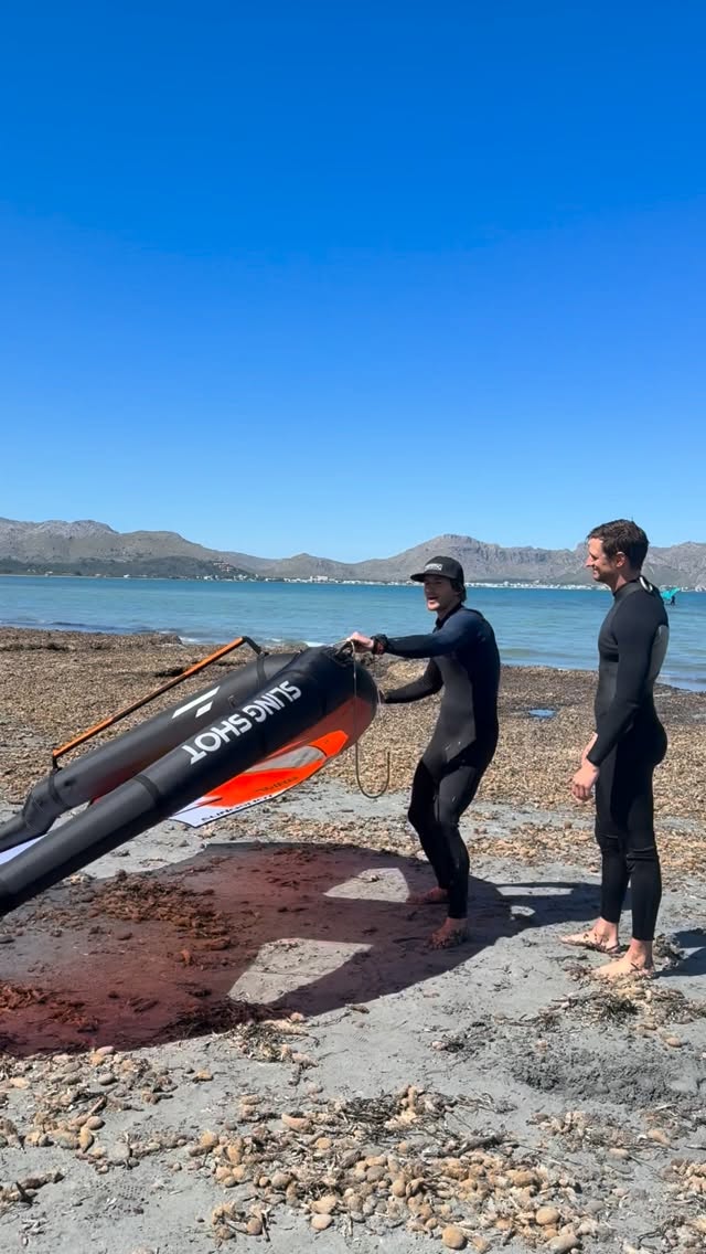 Los primeros pasos en WingFoil.. ¿Tu qué esperas? Reserva tu lugar en nuestra web en el link de nuestro perfil! #mallorca #wingfoil #wingfoiling