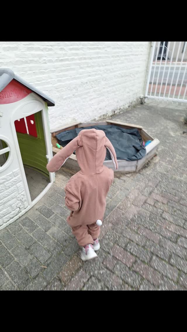 Onze mini paashaas verstopt de paaseieren en daarna gaan we de eitjes met z'n allen zoeken. Als we ze allemaal gevonden hebben gaan we aan tafel voor de Paas brunch / lunch 😎🥚🍽