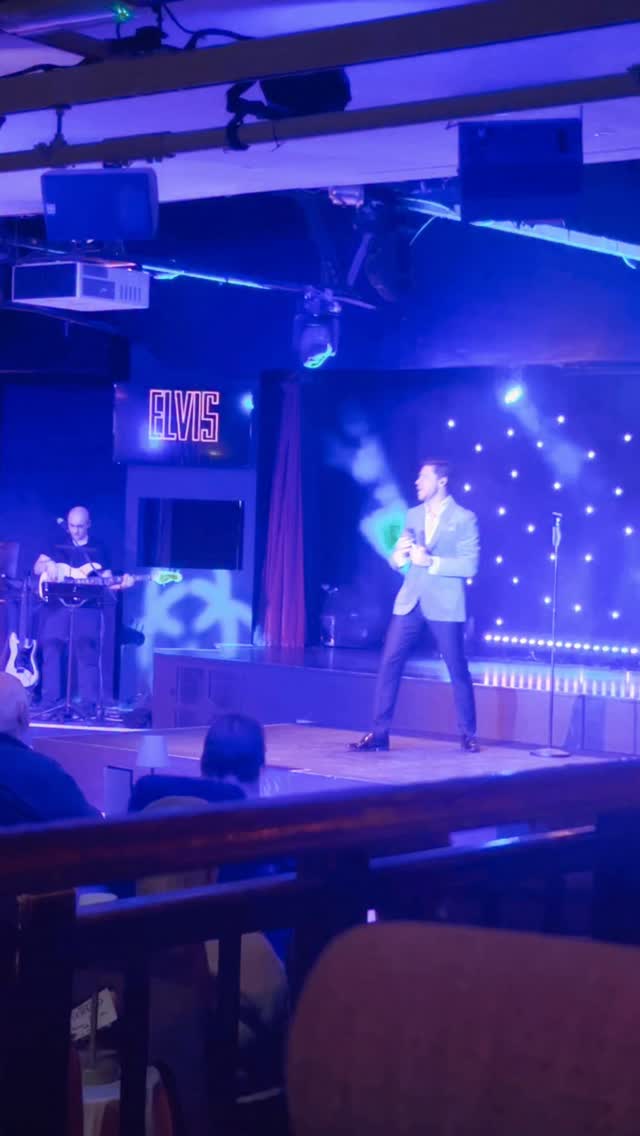 ‘If I can dream of a better land, where all my brothers walk hand in hand’ 🎶 When the crazies are ruining the world we must sing and have hope! ❤️
@warnerhotels @representedtalent
#ificandreamelvispresley #ificandream #elvispresley