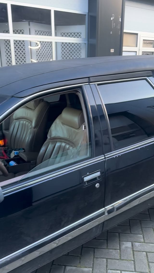 Opa wat doet u nu? #blinderen #tinten #blinkncar #voiceover #tinting