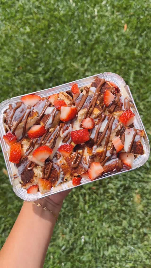 Cinnamon-sugar crust + creamy cheesecake + fresh strawberries = the ultimate Easter treat 🍓✨
Easter is around the corner! Order your churro cheesecake bites 🤍
 #EasterTreats #ChurroCheesecake #EasterChurroCheesecake #SmallBusinessEaster #EasterBrunch