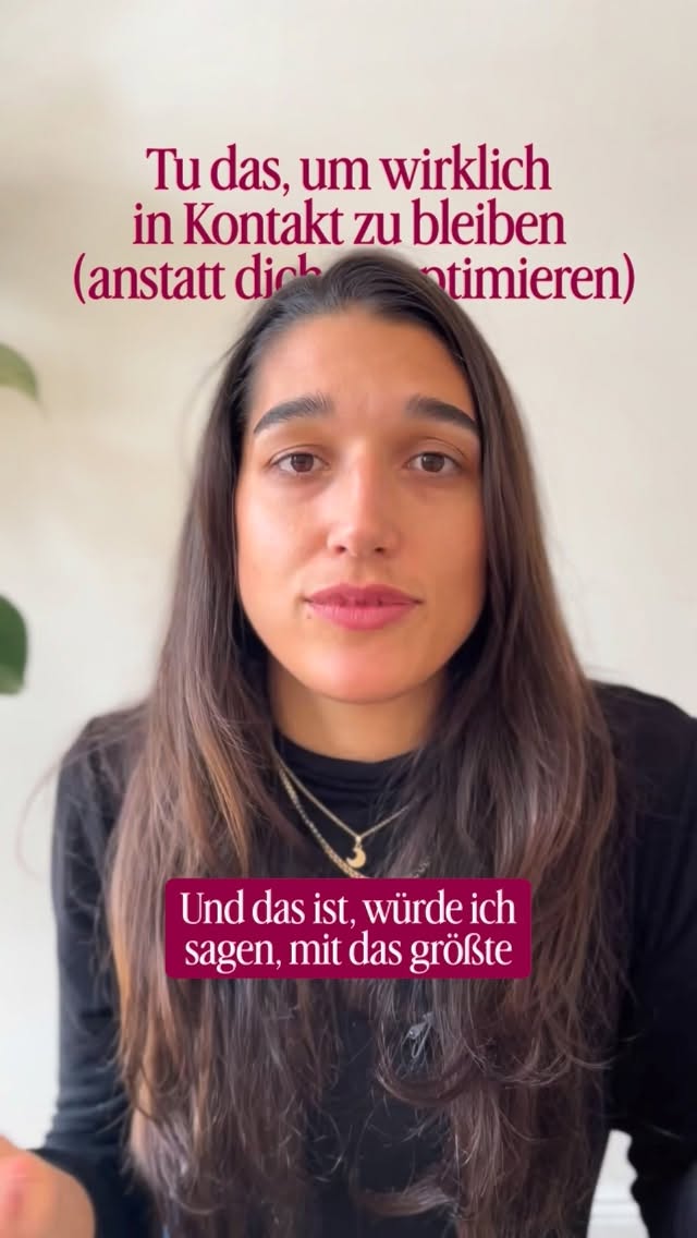 Das was du für dich an Selfcare tust, die Spaziergänge, Yogaklassen und Podcasts, sind unterstützend und lehrreich.
Aber Selfcare wird keine Beziehungsdynamiken für dich verändern. Das machen neue Erfahrung und regelmäßige Praxis.
5 oder 10 mal failen, damit‘s dann 1 mal hinhaut.
(Das ist wie‘s im Leben Anwendung findet, wenn wir uns die Realität ansehen und nicht die gebügelte Insta-Version davon.)
Das Fundament von Selbstoptimierung oder -verbesserung ist, etwas zu verändern, um nicht mehr damit in Kontakt zu sein. Man könnte sagen, es ist eine Form der Vermeidung.
Wenn es die ganze Zeit nur darum geht, wie du es besser machen kannst, gehst du damit wahrscheinlich einem Gefühl aus dem Weg.
Und wie das mit Vermeidung so ist, funktioniert es nur bis zu einem gewissen Punkt.
Oft ist es also viel herausfordernder mit den Gefühlen in Kontakt zu sein, diese anzuerkennen, dich in ihnen unterstützen zu lassen.
Und gleichzeitig ist es eine Praxis, die so viel verändern kann.
Wenn du üben willst, das , was in dir vorgeht mehr in deine Beziehungen mit einzubringen, this is your sign!