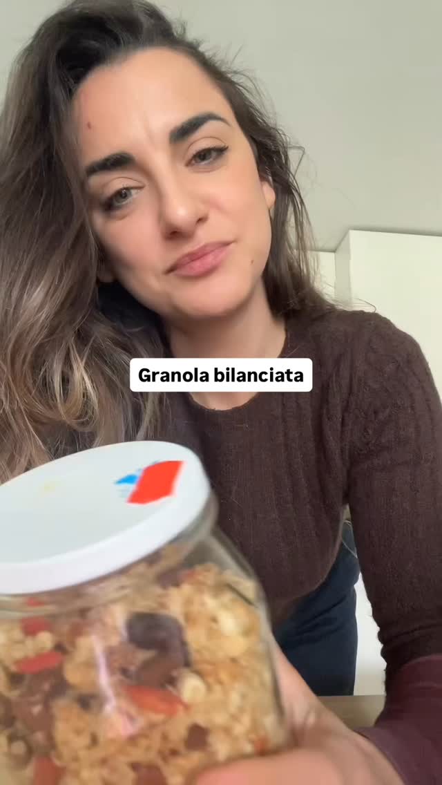 300g di fiocchi di avena
90g di frutta secca
50ml di olio di oliva
50g di miele
Bilanciata in questo modo otterrai una granola con il giusto rapporto tra fibre, craboidrati e grassi che ti maniente la sazietà durante la mattinata. Ovviamente abbinala a un alimento fonte di proteine come yogurt bianco o kefir🤩
Di più su @stellapollini_nutrizionista