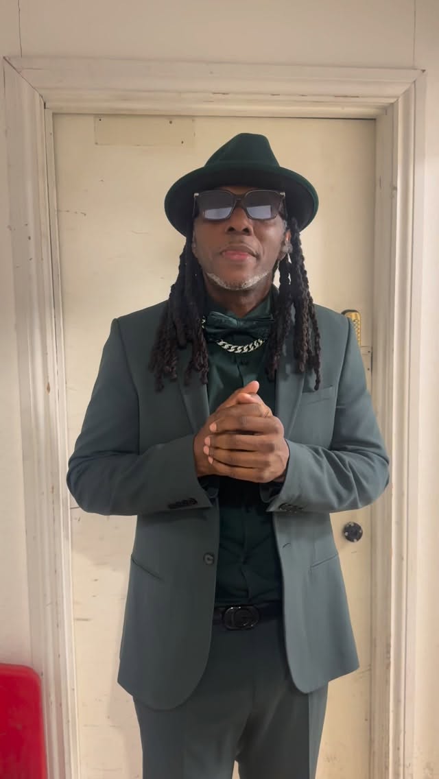 B4 I hit stage yesterday in Oxford @ @thebullingdon_
@clarksoriginals @clarksshoes @dubpistolsofficial @muckyweekender #clarks #clarkswallabees