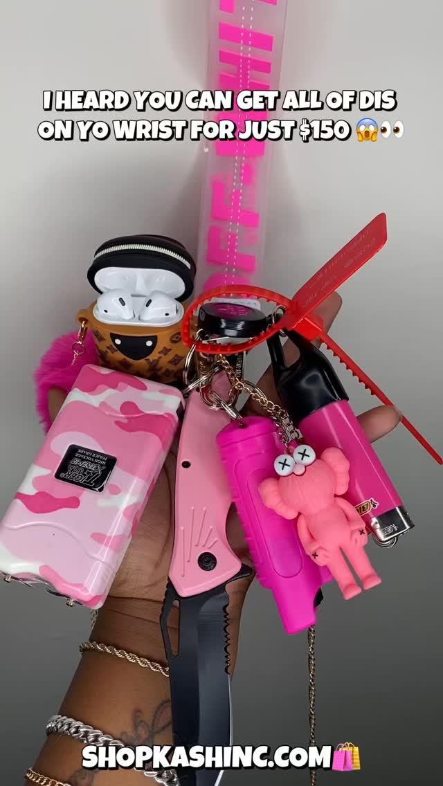 YOU HEARD RIGHT & ERRTHING YOU SEE IS WHAT YOU GET, SO RUN TO THE SITE & GO GET EM!🤪🗡️⚡️🛍️
ARE YOU READY TO FOR SOME PRETTY PROTECTION?👀🥵🤭 ONLY AT LINK IN BIO! 🛍 PRODUCT: $150 “OUT MY FACE” KEYCHAIN🗡️⚡️AT SHOPKASHINC.COM🛍 INCLUDES Podz + free case, Stun G, Pep spray, 8” Pocket Knfe, OW Wristlet, Lighter + Leash, Kaw Kid, Authenticity tag, & Puff💫 #kashwaystudios #fyp #selfdefensekeychain #selfdefenseset #junkstungun