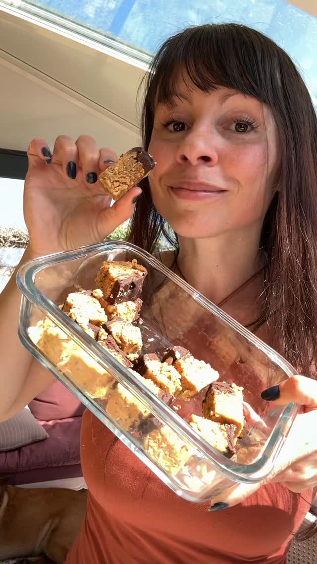 Ingrédients pour cette collation « barre énergétique protéinée » saine mais savoureuse, idéale après le sport:
J’ai choisi cette fois:
• 250 gr de beurre de cacahuète pur
• 60 gr flocons d’avoine
• 40 gr de poudre petit déjeuner @iswari_france (j’ai choisi celle à la banane et cacahuète, entre autre composée de sarrasin. (C’est facultatif, mais mmmh la saveur🤗)
• 40 gr sirop d’agave
• 3 cuillères à soupe de graines de chia
• idem pour la poudre de coco
• quelques noix de ton choix pour le croquant sur le dessus, juste avant de couler du chocolat noir fondu.
Il suffit de tout mélanger ensemble dans un grand bol, d’ajuster selon tes envies de façon à ce que ça crée une boule de pâte assez ferme qui est facile à écraser dans le moule sans couler.
La petite astuce: je mets un tout petit peu d’eau quand je fais fondre le chocolat pour qu’il ne soit pas cassant , mais c’est toi qui choisis 🥰
Je conserve la semaine dans un plat hermétique 👍
Tu peux personnaliser à ta guise à l’infini, pourquoi pas une version avec des noix de pécan, ou du caramel (ohlala)
Bisous bisous, dites-moi si vous avez envie de tester !
#recettefacilerapide #collationprotéinée #recettehealthy