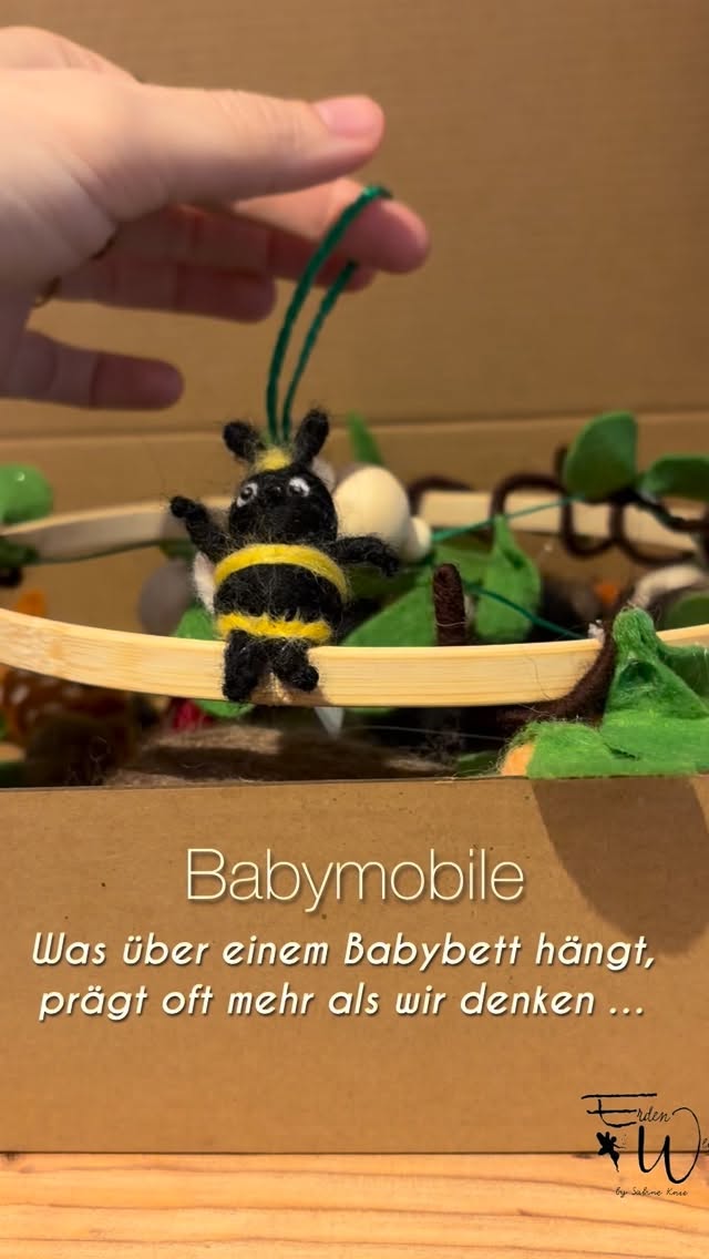 Ein kleiner Wald, der über einem Babybett wacht … 🌲🦊🌳
Dieses Babymobile durfte ich als persönliches Wunschstück gestalten. Ein Reh, Fuchs, Igel, Biene, kleinen Waldschätzen und der Familienhund.
Jedes Tier ist von Hand gefilzt und mit viel Ruhe und Liebe zusammengesetzt. Mir ist wichtig, dass ein Mobile nicht nur dekoriert, sondern eine liebevolle, geborgene Stimmung schafft.
Solche Mobiles entstehen bei mir individuell nach Thema, Farben oder Lieblingstieren. Passend zum Babyzimmer oder als besonderes Geschenk zur Geburt.
⚠️ Hinweis: Liedtext von mir, Gesang & Melodie mit lizenzierter KI-Musiksoftware erstellt.
📎 Eigenwerbung | Impressum & Datenschutz über den Link in meiner Bio.