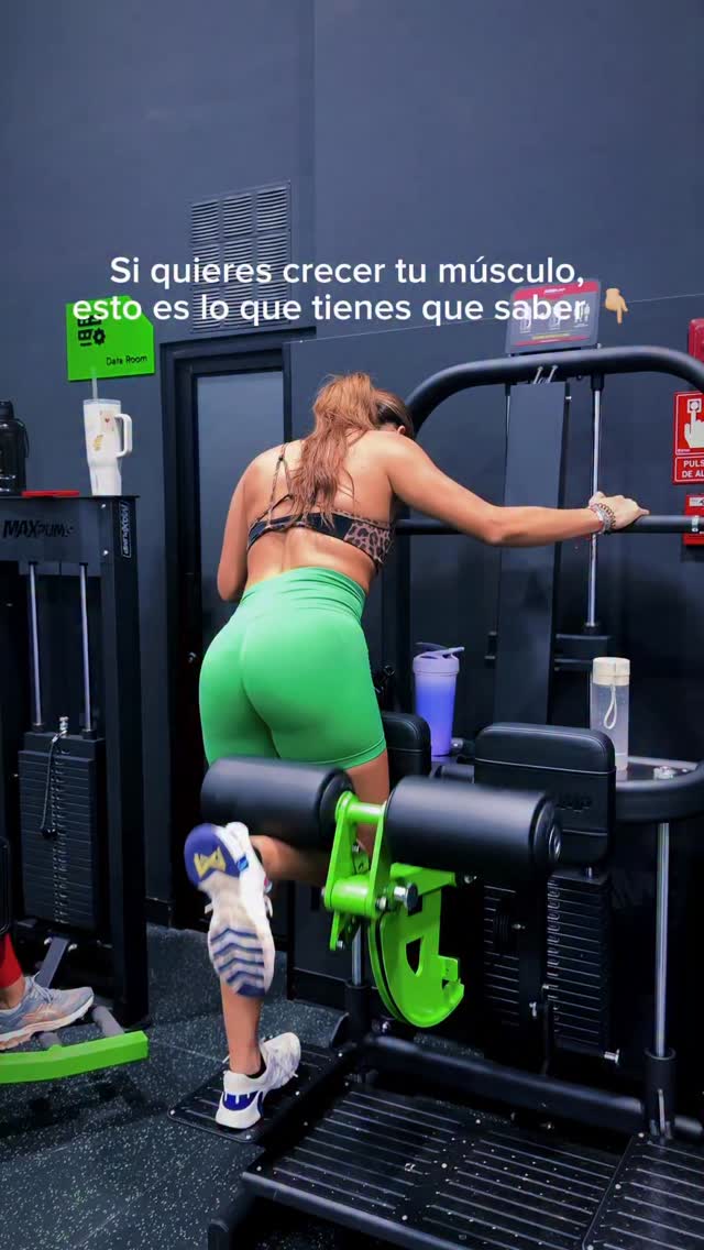 Para lograr el aumento de masa muscular (hipertrofia) 💪🏼, hay 3 aspectos clave que debes tener en cuenta:
1. Es fundamental realizar entrenamiento de fuerza (pesas):
ya que este tipo de ejercicio provoca microlesiones en las fibras musculares (sarcómeros), lo que permite que se reparen y crezcan más grandes.
Actividades como correr, andar en bicicleta o hacer pilates no generan el estímulo suficiente para desarrollar músculo.
2. Mantén una alimentación adecuada en calorías y proteína:
Ganar masa muscular es complicado si estás en un déficit calórico muy alto. Cuando el músculo se repara, necesita energía (carbohidratos) y proteína suficiente para crecer; de lo contrario, solo se recupera sin aumentar su tamaño.
3. Prioriza el descanso:
Durante la noche ocurre gran parte de la recuperación muscular. Si no duermes bien, este proceso no se da de forma óptima, lo que puede afectar tus resultados.
💡cumple con estos tres pilares si realmente quieres ver cambios en tu masa muscular. No basta con enfocarte solo en uno o dos; el progreso ocurre cuando el entrenamiento, la alimentación y el descanso trabajan en conjunto. Si alguno falla, los resultados se ven limitados o simplemente no llegan.
@nutri.karolcustodio