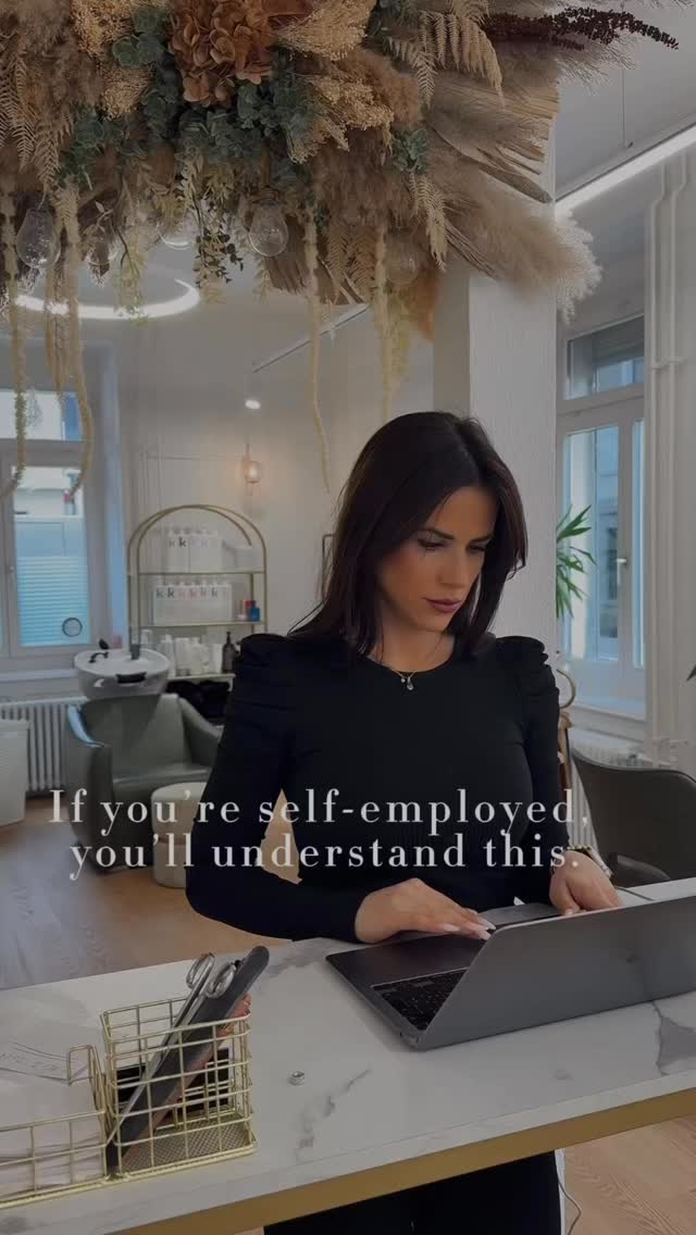 If you’re self-employed, you’ll understand this.
Pausen? Existieren nicht. 😅
Zwischen den Kunden wird geputzt, vorbereitet, Content gemacht, Bestellungen aufgegeben, Kundenanfragen bearbeitet und vieles mehr. Es ist viel, meistens hat unser Tag zu wenig Stunden, aber mein ADHS liebt es 😭😂