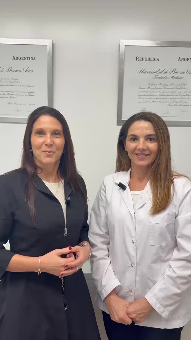Hoy me tocó estar del otro lado 👩⚕️✨
La doctora Mariana Cerró me va a realizar un resurfacing con láser CO₂, uno de los tratamientos más efectivos para mejorar textura, arrugas finas y calidad de la piel.
Les vamos a ir mostrando todo el proceso para que vean cómo es realmente 👇
Durante el procedimiento utilizamos un sistema de enfriamiento que ayuda a disminuir la sensación térmica y mejorar mucho el confort del paciente ❄️
💡 El láser CO₂ actúa generando microcolumnas térmicas que estimulan la renovación cutánea y la producción de colágeno, logrando una piel más firme, luminosa y uniforme.
Si querés ver el antes, durante y después… quedate porque se viene el seguimiento día a día 🔥
📲 Turnos: 11 6666 2866
#LaserCO2 #Resurfacing #DermatologíaEstética #PielRadiante #AntiAge