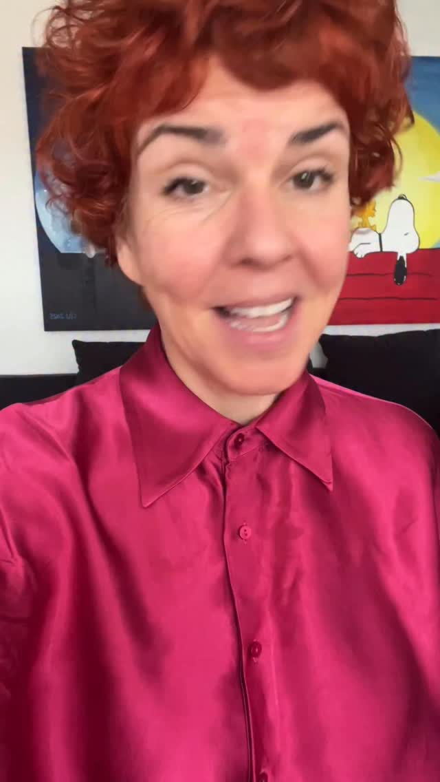 Hallo! Ich bin’s, Daniela.�🎙️ Host von MENOMIO – Der Podcast für glückliche Wechseljahre.
Wechseljahre sind kein Drama – sie sind dein Upgrade.�✨ Mit Wissen, Humor & echten Geschichten zeige ich dir, wie du diese Phase feiern kannst.
👉 Folge mir, wenn du Glitzer statt Tabu leben willst –�und ehrliche Einblicke zu Wechseljahren, Perimenopause & Selbstfürsorge suchst.
✨ Glückliche Wechseljahre sind kein Mythos – sondern (m)eine Mission
#glücklichewechseljahre #wowstattwäh #glitzernstattschwitzen