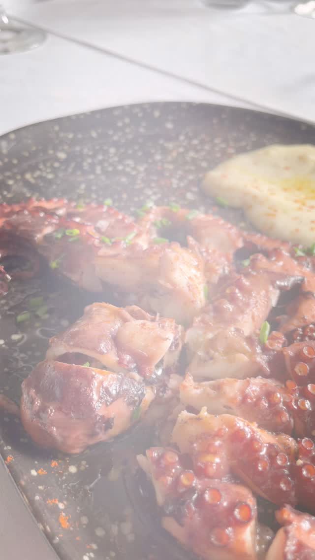 Pulpo roquero a la brasa con parmentier 🔥
Producto y técnica en equilibrio.
El pulpo roquero, terminado a la brasa, alcanza una textura firme y jugosa, acompañado de una parmentier suave que aporta profundidad sin restar protagonismo.
Una elaboración donde el fuego define el resultado.
¡Ven y comparte buenos momentos con nosotros en El Soto de Vulcano!
El Soto de Vulcano 🔥
📍 Carril del Soto, 14. (Junto al paseo del Malecón)
📞 667 384 568 / 968 953 945
#ElSotoDeVulcano #PulpoALaBrasa #Parmentier #CocinaDeFuego #MurciaGastronómica ProductoDeCalidad ReservaYa