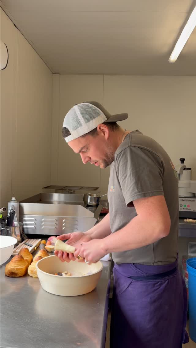 Entraînement pour la finale de la coupe de france du burger 😊. Le Burger d'Alexis c'est:
Un pain tradition feuilleté préparé par @b_laparisienne. Une sauce au jaune d’œuf cuit au froid et à la crème fermière de Normandie. Un Confit d’échalotes twisté à l’orange sanguine. Un Steak Haché VBF Label Rouge by @socopa_officiel snacké et laqué à l’ail noir. De la Mimolette extra vielle @isignystemere. Une julienne de légumes racines flashée au vinaigre de riz et une chips de riz. UN VRAI RÉGAL 🤤🤤.
#lescasiersgourmands #normandie #food #burger