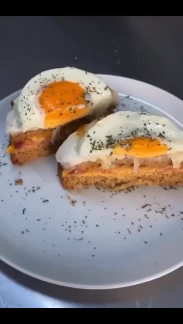 Croque Madame
Malzemeler:
250 g mısır unu
100 g pirinç unu
100 g kinoa unu
50 g tereyağ (yumuşamış)
1 paket kabartma tozu
1 çay kaşığı karbonat
1 çay kaşığı tuz
1 çay kaşığı karabiber, kırmızı toz biber
3 yemek kaşığı zeytinyağı
2 yumurta
1/2 su bardağı yoğurt
1/2 su bardağı süt
1 su bardağı su
1 tatlı kaşığı sirke
Yapılışı:
Katı malzemeleri karıştıralım: 3 çeşit un, kabartma tozu, karbonat, baharatlar.
Diğer tarafta sıvıları çırpalım: Yumurtalar, süt, yoğurt, zeytinyağı, sirke. Katı ve sıvı karışımları birbiriyle karıştıralım. İçine fırın kağıdı konmuş derin bir ekmek kalıbı veya fırın tepsisi kullanabilirsiniz. Üstü kapalı bir şekilde 40 dakika, üstü açık olarak 20 dakika pişirin. Soğuyunca dilimleyebilirsiniz. Afiyet olsun!
#dietchefistanbul #dietchefankara #glutensiztarifler #croqumadame