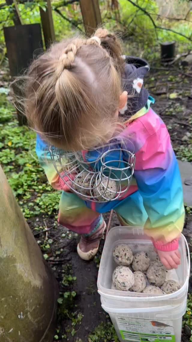 Training her up for future bird feeding roles……. ❤️
#WildlifeGran