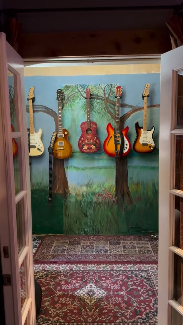 Been doing some work on the back room. Putting the guitars back on the wall now
#recordingstudio #gretschguitar