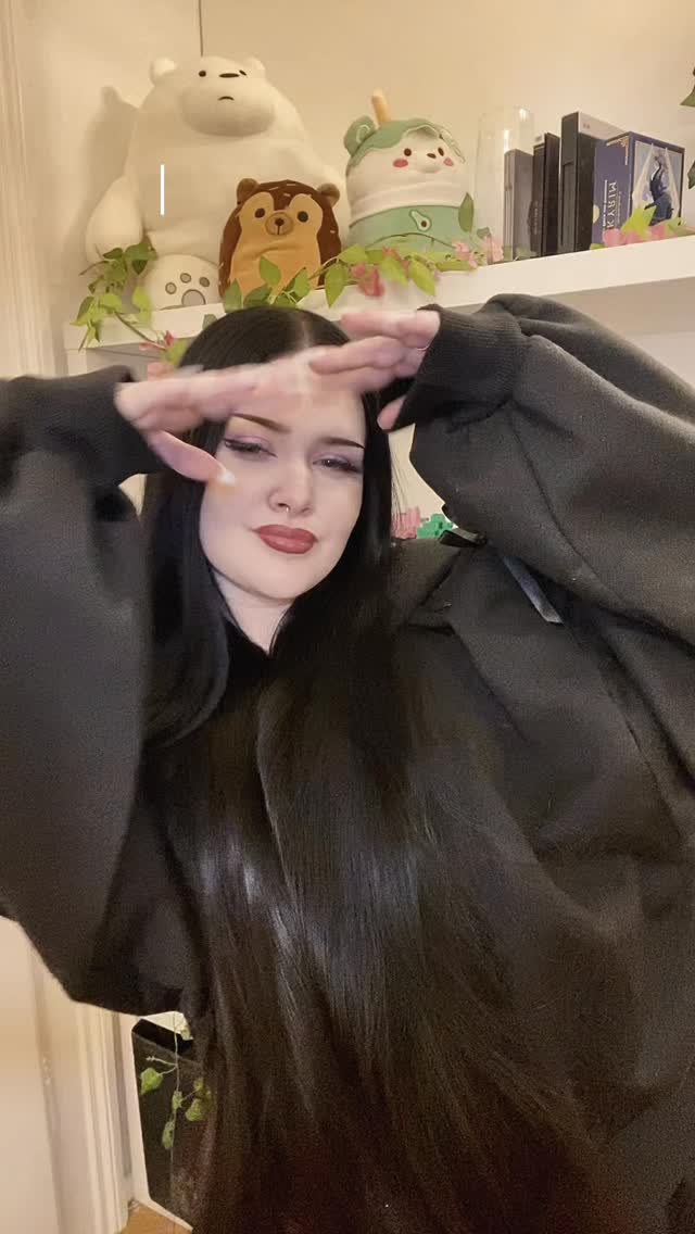 Even though I love colors, black will always be my favorite. 🖤🎤
Luckily, the cute pins on the bag add a “colors” to this look. 🥺🍕🐻
#fnaf #fnafmovie #fnaf2 #fnaf1 #games