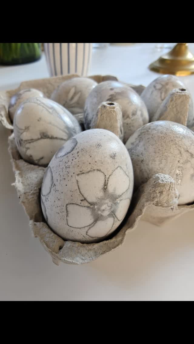 happy easter, frohe ostern! wildkräuter zu sammeln und dann natürlich zu färben macht so viel spass! neben den klassischen zwiebelschalen haben wir dieses jahr mit cassis-saft experimentiert. ich finde die eier wunderschön.