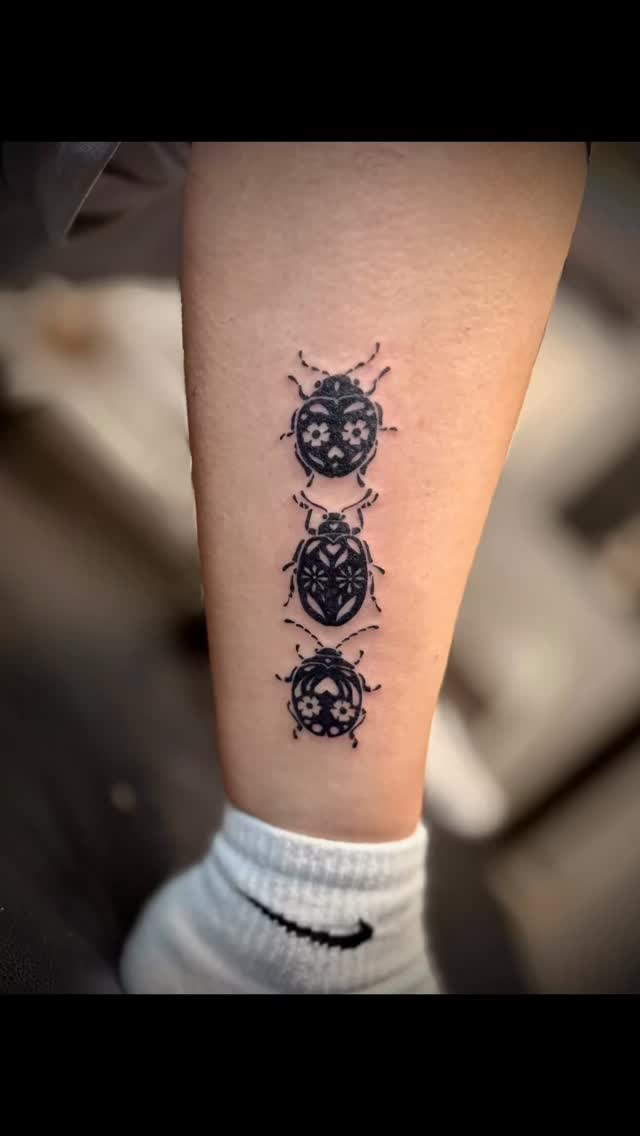 3 little bug friends for @annagracestevens 🪲🖤
By @kayy.tattoos 🤘
.
Book via link in bio
.
.
.
.
.
.
.
.
.
#ellsworthmaine #tattooshop #tattooideas #tattoooftheday #maine