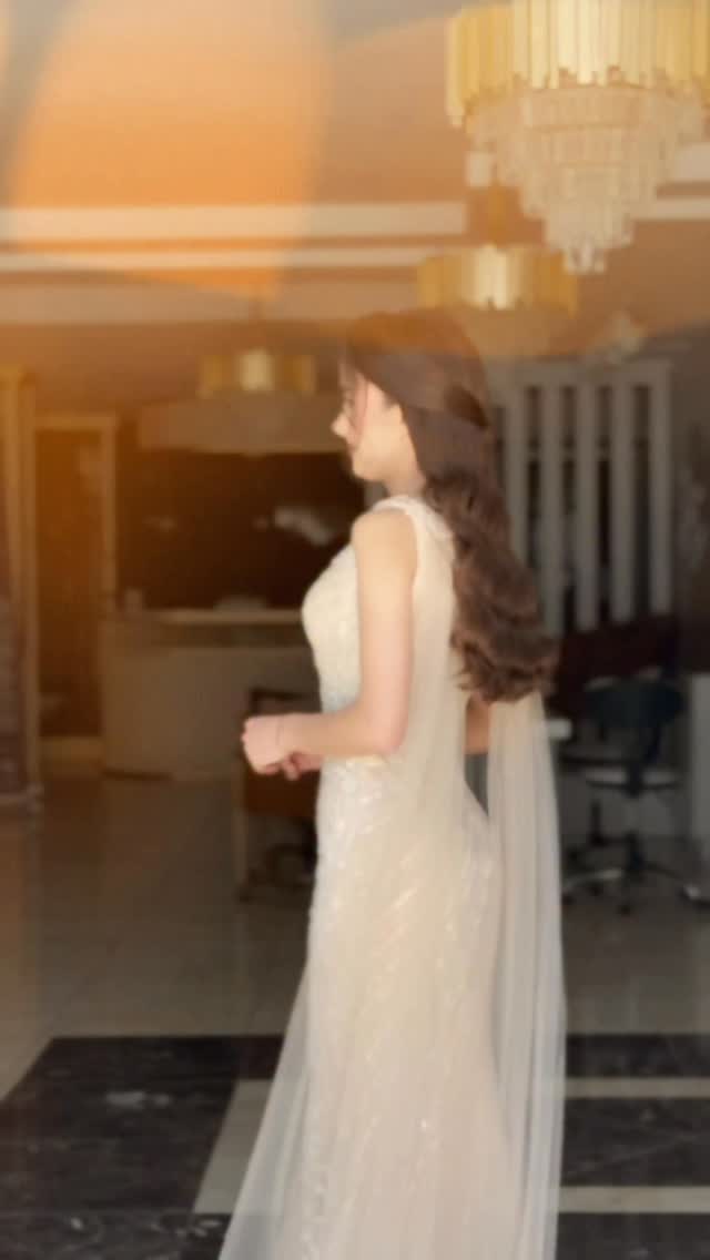 Şiir gibi bir gelin hazırladık… ✨
Her dokunuşunda emek,
her detayında zarafet var.
Bugün sadece bir gelin değil,
hayallerini giyinen bir kadın hazırladık… 💫
En özel gününüzde kusursuz hissetmek istiyorsanız,
doğru yerdesiniz 🤍