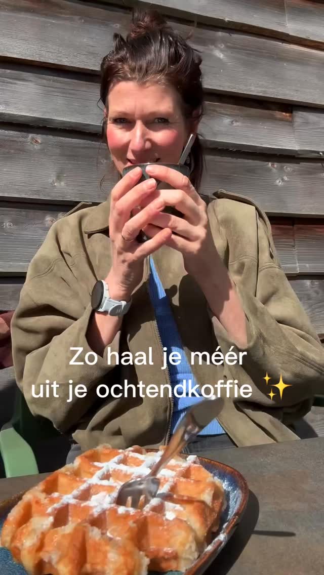 Zo haal je méér uit je ochtendkoffie zonder ‘m op te geven ☕️👇
In de ochtend maakt je lichaam van nature cortisol aan.
Dit helpt je wakker worden en je energie opstarten.
Maar…
Als je direct koffie drinkt op een lege maag, versterk je die stressreactie.
Wat je dan kunt merken:
• Energiepiek → snelle dip
• Meer cravings (vooral zoet)
• Onrustig of opgejaagd gevoel
• Brain fog later op de dag
De simpele tweak:
Eet eerst iets (liefst eiwitten + vetten)
→ daarna je koffie
Zo blijft je bloedsuiker stabieler
en voelt je energie veel rustiger en constanter
Praktisch:
Heb je weinig tijd of trek?
→ Neem een paar happen yoghurt
→ Of een gekookt ei
→ Of een snelle smoothie
Kleine stap, groot verschil ✨
Je koffie is niet het probleem
de timing maakt het verschil 🤍
Drink jij je koffie op een lege maag? #cortisol #koffiemomentje #hormoonbalansvoorvrouwen #hormoonbalans
