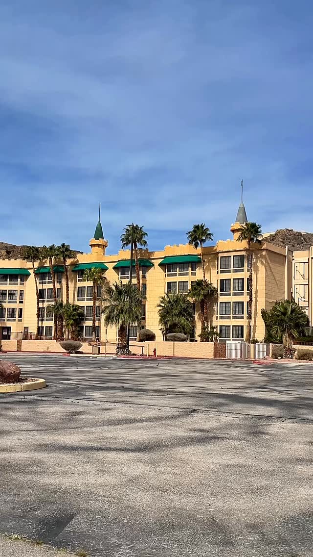 Out at the state line where Whiskey Pete’s used to pull people into Nevada. The doors may be closed, but that giant LED screen is still out there glowing like it refuses to let the old road trip spirit die. One more little reminder that in Las Vegas and on the way in, the signs sometimes outlive the stories. Do you remember stopping at Whiskey Pete’s?
Grab my FREE Las Vegas Mini Guide at https://stan.store/mikeyinthemixvegas 💫
#WhiskeyPetes #LasVegas #VintageVegas #CaliforniaToVegas #MikeyInTheMixVegas