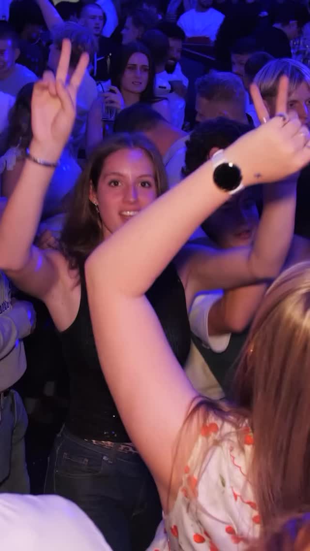 Midweek. Cocktails shaking, glasses clinking, and the music turned up just right. 🍸🔥 Hank’s. #HanksBar