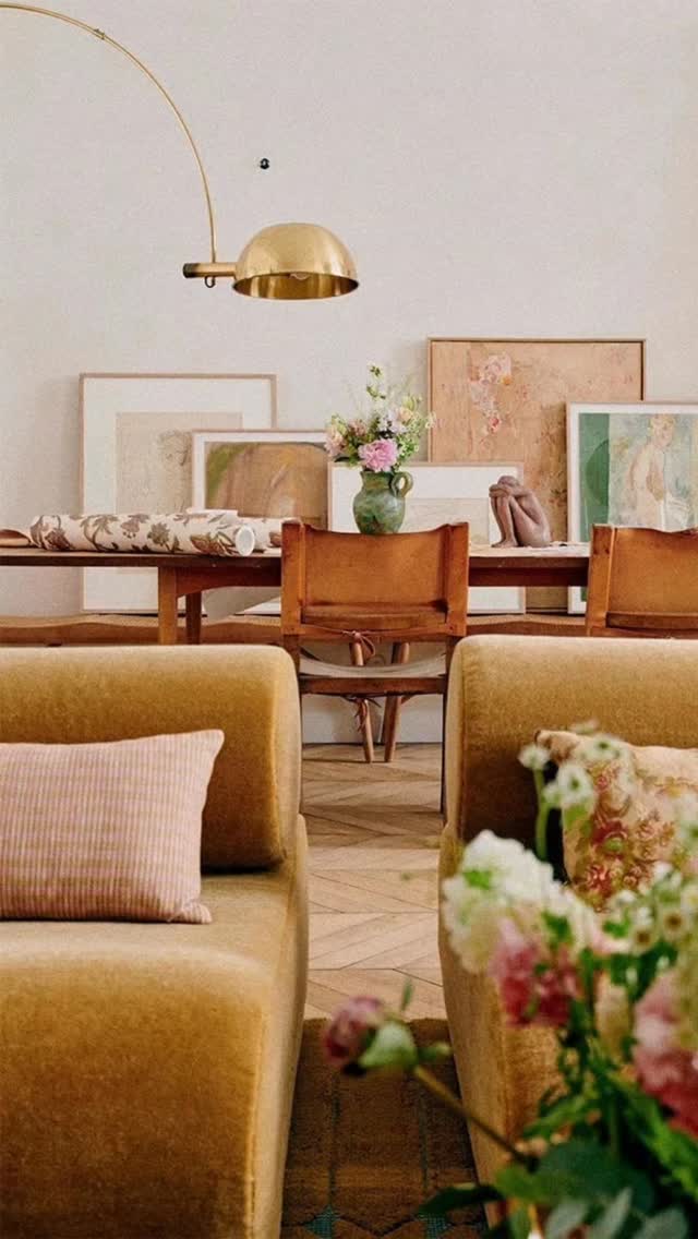 Et si on osait la couleur dans nos intérieurs ?
Trop souvent, on joue la sécurité avec du blanc, du beige…
Résultat : des espaces beaux, mais parfois sans âme.
La couleur, bien utilisée, peut tout changer : apporter du caractère, structurer un espace, créer une vraie ambiance.
Pas besoin de tout repeindre : Commence par petites touches, coussins, rideaux, mur accent, objets déco…
Le secret ? Trouver le bon équilibre.
Oser la couleur, c’est déjà transformer son intérieur.
Et toi, tu es plutôt team neutre ou team couleur ?
Sources : Pinterest
---------------------------
Agence MH by Manon HAMAJDUK
Designer d’espaces diplômée basée à Saint-Etienne (42) et intervenant sur les alentours (Veauche, Montrond-les-Bains, Montbrison…) ainsi qu’à distance.
Pour me contacter pour votre projet :
06 82 89 18 13
m.hamajduk@outlook.fr
www.agencemh.com
#deco #decorationinterieur #agence #interiordesign #manonhamajduk