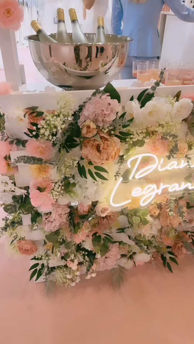 Erster Sneak Peek ✨💍aus unserer Auswahl der neuen Kollektion 2027.
Wir sind unglaublich dankbar für all die inspirierenden Gespräche
mit unseren langjährigen Partnern, neue Begegnungen und tolle Eindrücke der Messe .
Ein großes Dankeschön an @europeanbridalweek die unseren Messebesuch so besonders gemacht haben 💛
Ab September werden alle Modelle für den Start der neuen Saison im Store sein .(Wir können es kaum erwarten)
Termine sind jetzt schon verfügbar und könnt euren Termin in unserem Online Terminkalender buchen .
Wir freuen uns euch mit viel Erfahrung und Herzlichkeit begleiten zu dürfen.