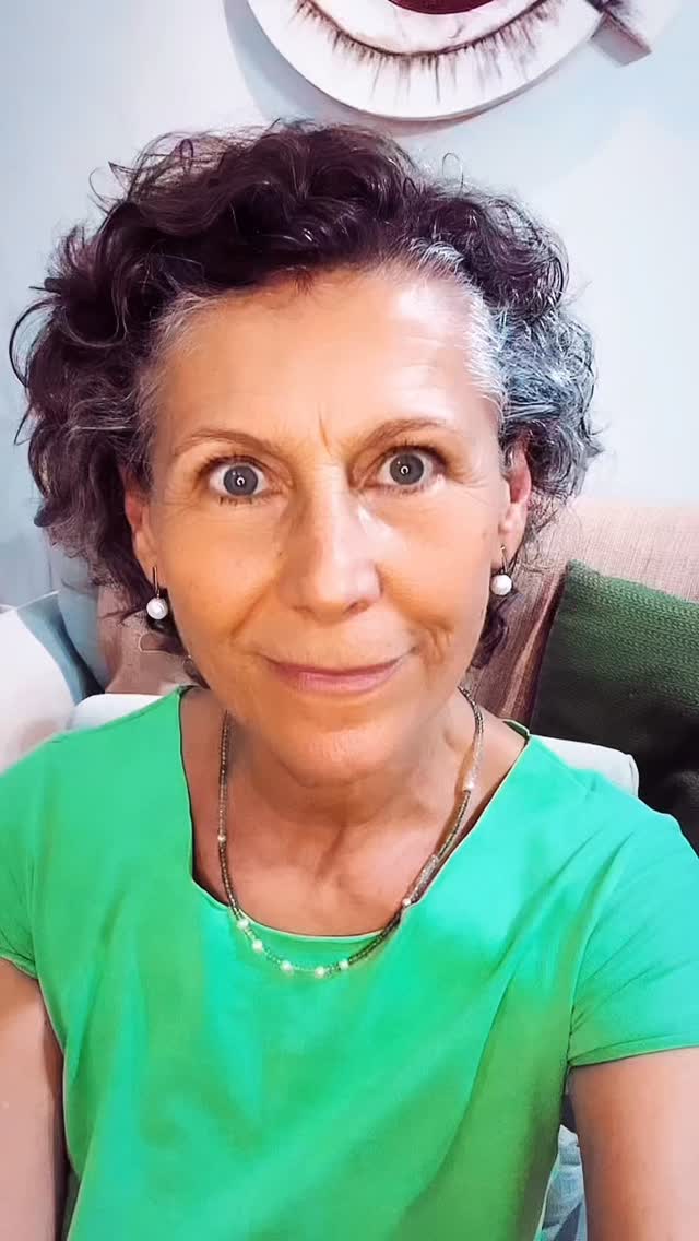 O depoimento de @rafael_bardini revela algo essencial: o autoconhecimento pode ser simples, profundo e extremamente poderoso.
A jornada As TRÊS CAMADAS DA EXPERIÊNCIA HUMANA te conduz a reconhecer padrões, ampliar a consciência e acessar o seu Verdadeiro Poder. É um caminho que te conduz a um aprofundamento e um novo nível de clareza, escolha e presença.
Se esse depoimento te tocou, confie.
Esse pode ser o seu momento de dar o próximo passo.
As inscrições já estão abertas!
A jornada As TRÊS CAMADAS DA EXPERIÊNCIA HUMANA já está disponível na Hotmart. Você não vai querer perder esta oportunidade, vai?
“A vida é uma ciência a ser estudada.”
Inscrevendo -se agora você; garante a sua vaga, e ganha uma aula bônus!
Link na BIO do Instagram
@silvanadacunha333
Ou fale conosco no privado.
Humana aprendendo a Ser
Eu Sou aqui
Eu Sou aí
Silvana da Cunha
Cientista Intuitiva • Alquimista • Mentora • Palestrante • Consteladora Sistêmica Familiar • Terapeuta Holística • Fundadora da TQC Cura Quântica®️ e do Despertar Quântico da Consciência
www.florescimentocriativo.com
@silvanadacunha333