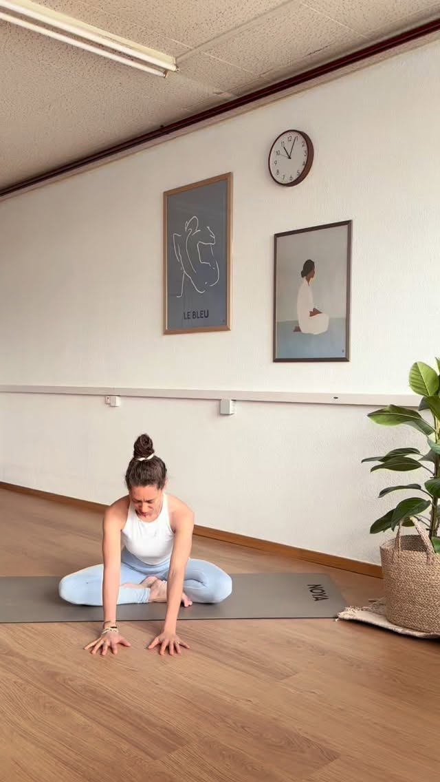 Installe toi en tailleur pour venir ouvrir progressivement les hanches, relâcher les tensions et retrouver de la fluidité dans le bas du corps.
Laisse tes bras s’ouvrir un à un vers l’arrière… un mouvement simple mais puissant pour redonner de la mobilité aux épaules et libérer les zones souvent figées par le quotidien.
Petit à petit, la poitrine s’ouvre, la respiration s’approfondit… et tout le haut du corps s’allège.
Un moment pour ralentir, ressentir et laisser le souffle guider chaque mouvement.
Prends le temps. Respire. Et laisse ton corps s’ouvrir à son rythme ✨
Mon tapis @move.noya
5 % de réduction avec le code METI sur ta commande
#yoga #yogateacher #yogapractice #yogainspiration #yogaflow