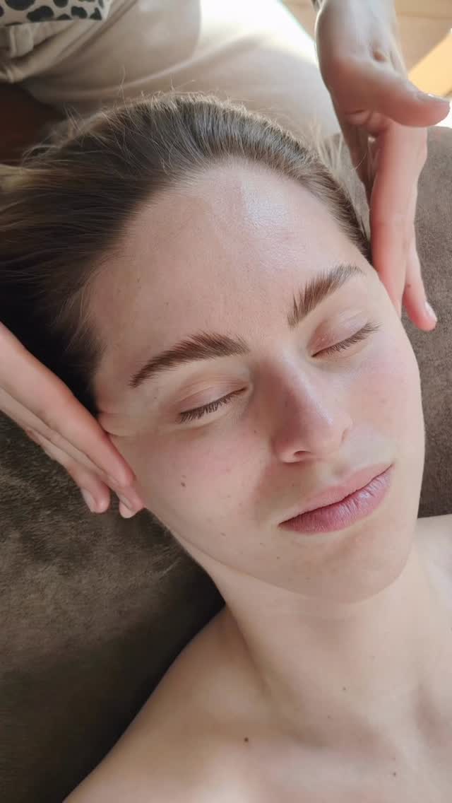 ✨ Le Kobido, le lifting naturel venu du Japon
Bien plus qu’un simple massage du visage, le Kobido stimule la circulation, relance la production de collagène et redonne de l’éclat à la peau.
Résultat :
🌿 un teint plus lumineux
🌿 une peau repulpée et tonifiée
🌿 des traits lissés
🌿 un effet rajeunissant naturel
Un véritable moment de détente qui révèle l’éclat de votre peau… naturellement.
✨ Votre peau vous dira merci.
📍 Disponible chez Epione Bien-Être
📩 Réservations en message privé
#kobido #kobidofacial #soinduvisage #liftnaturel #peauglowy reflexologie bienetre massagevisage epionebienetre