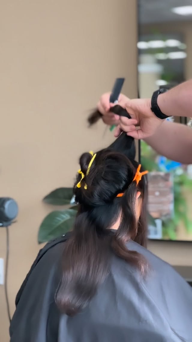 She’s spring dance ready 🪩 💃🏻
Soft balayage + curls = the perfect hair moment ✨
.
.
.
.
#artehairstudio #bellevuewa #rentonwa #springdance #behindthechairstylist