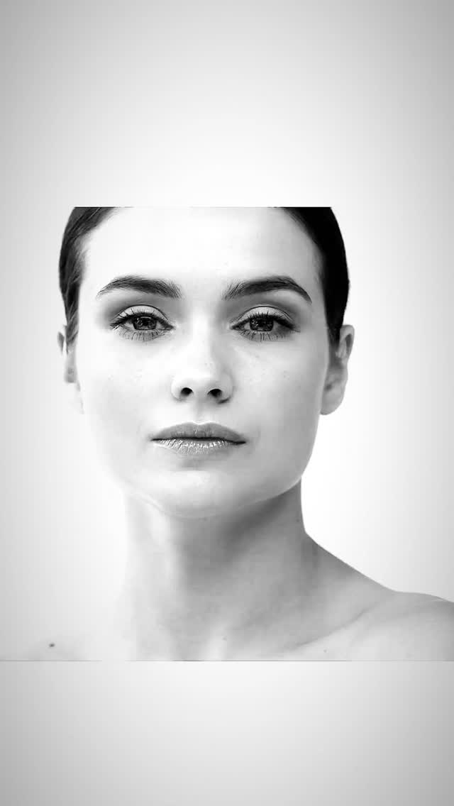 ✨ V poslední době se mě často ptáte na „moderní“, biohacking a epigenetickou kosmetiku. A ano… zní to krásně. Hledala jsem o ní informace. A všechno znělo luxusně. Trochu jako malý zázrak. A tak jsem se na to zaměřila více do hloubky a konzultovala s odborníky. Upřímný verdikt znám nyní jasně.
Bohužel vědecky je to spíše dobře provedený marketing.:'( Mrzí mě to, také jsem s nejmenovanou značkou chtěla pracovat. Ale jak mě znáte, vždy si vše musím nejprve ověřit. Chci totiž pro Vás jen to nejlepší.
Zeptám se já Vás:👉 Chcete pocity, nebo výsledky?
Právě proto ve svém salonu pracuji s léty ověřenou značkou - klinické výzkumy, vlastní laboratoře, patentované složky. A že jich vlastní firma opravdu mnoho. G.M.Collin. 60 let na americkém trhu. Obrovské úspěchy s tranformací pleti díky nejmodernějším inovovaným peptidům, vit.C, kolagenovým pelikulám, nové formě retinolu, X50 Hyalufiller a dalším high-tech technologiím jako je kosmetický dron ad. Právem se řadí mezi lídry na světovém trhu a pyšní těmito
technologiemi:
PatcH2o™ – Intenzivní a dlouhodobá hydratace.
Argireline® Amplified Peptide – Omlazení a zpevnění pokožky.
Majestem® – Inovativní technologie liftingu krku a dekoltu.
Matrixyl - stimuluje syntézu kolagenu v pleti.
Diamantový prach a špičkové antiage peptidy.
💎 Tady nejde o sliby. Ale o vědu, technologie a reálné změny na pleti.
A žádné látky jako je NAD+ nedosahují takových výsledků.
✔️ viditelně hladší pleť✔️ menší póry✔️ pevnější kontury✔️ dlouhodobý anti-aging efekt
Tohle nejsou jen první dojmy po ošetření. Tohle jsou výsledky, které vidíte i za týden… za měsíc… Pleť se neustále posouvá dopředu! Není to jen o prvotním wow efektu.
Ano, existují značky, ošetření po kterých odcházíte s krásným „glow“. Ale ten pocit často odejde stejně rychle jako přišel..
Chci víc.
✨ Chci, abyste se na sebe podívala do zrcadla bez make-upu a řekla si:„Tohle je moje pleť… a vypadá skvěle.“
Proto u mě najdete ošetření, která nejsou jen rituál. Jsou to cílené programy s reálným efektem.
A věřte mi… když jednou uvidíte rozdíl na vlastní pleti, už nebudete chtít jen „pocit“.
Budete chtít výsledek. 💫
www.studiodelicia.cz