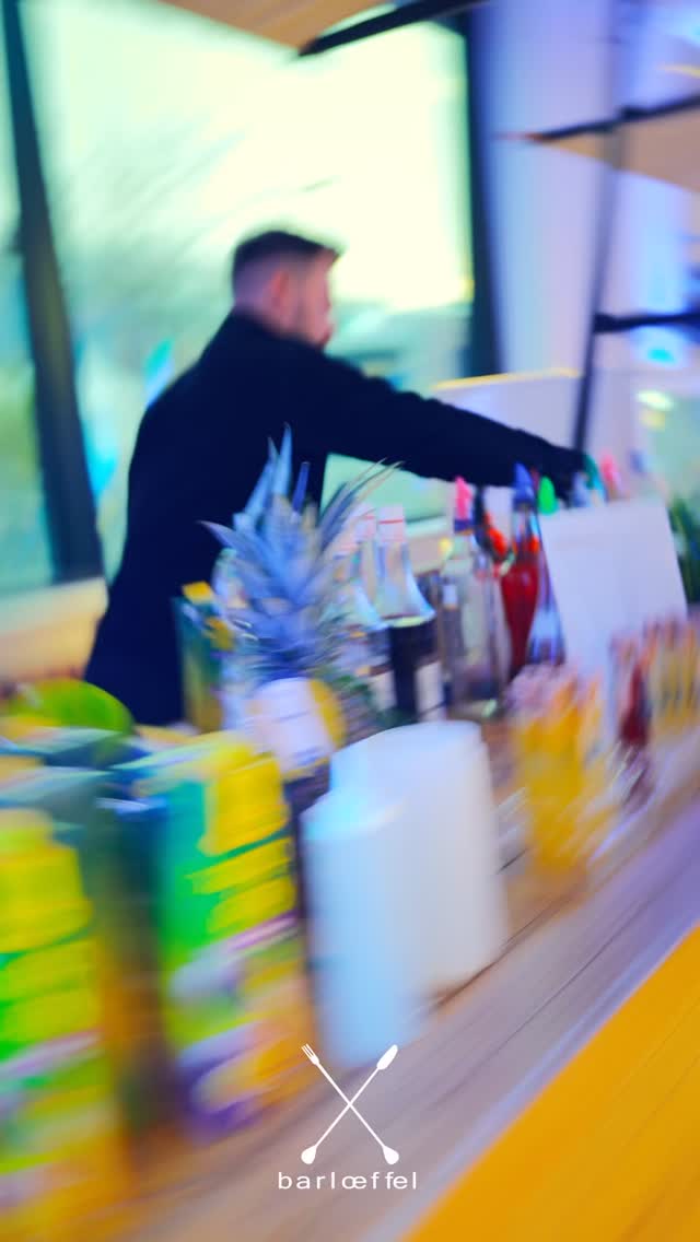 Hey Leute…. Heute sind wir bei………………………. Ascendis… 🧪✨
und erleben Drinks auf einem ganz neuen Level!
Exklusive Cocktails serviert im Erlenmeyer-Kolben und in Reagenzgläsern
Pharma trifft auf Genuss 🍸🔬
Dazu unser ultimatives Smoothie-Fahrrad, bei dem ihr euch euren Drink einfach selbst erstrampelt 🚴♂️🥤
Ein Erlebnis, das man nicht nur schmeckt, sondern auch fühlt!
#Ascendis #CocktailExperience #EventVibes #SmoothieBike Innovation DrinksMitSty#pharma