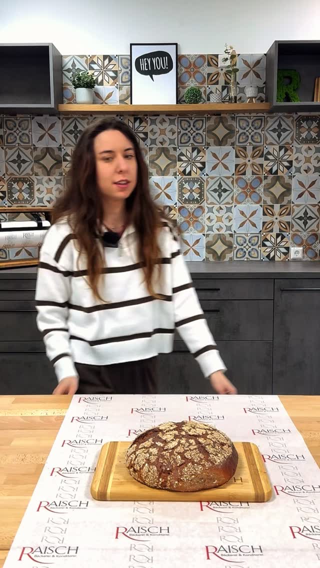 Das steckt in unserem Brot des Monats!
Du willst wissen, was unser Roggenvollkornbrot zum perfekten Begleiter für deine Brotzeit macht? Im Reel nenne ich dir 5 Fakten, die du über unser neues Highlight wissen musst.
Von der 100 % Roggen-Basis bis hin zur besonderen Frische durch unseren Natursauerteig – wir setzen auf echtes Handwerk und puren Geschmack.
Überzeug dich selbst und komm vorbei! ✨
#brotdesmonats #baeckereiraisch #handwerk #konditorei #bäckerei