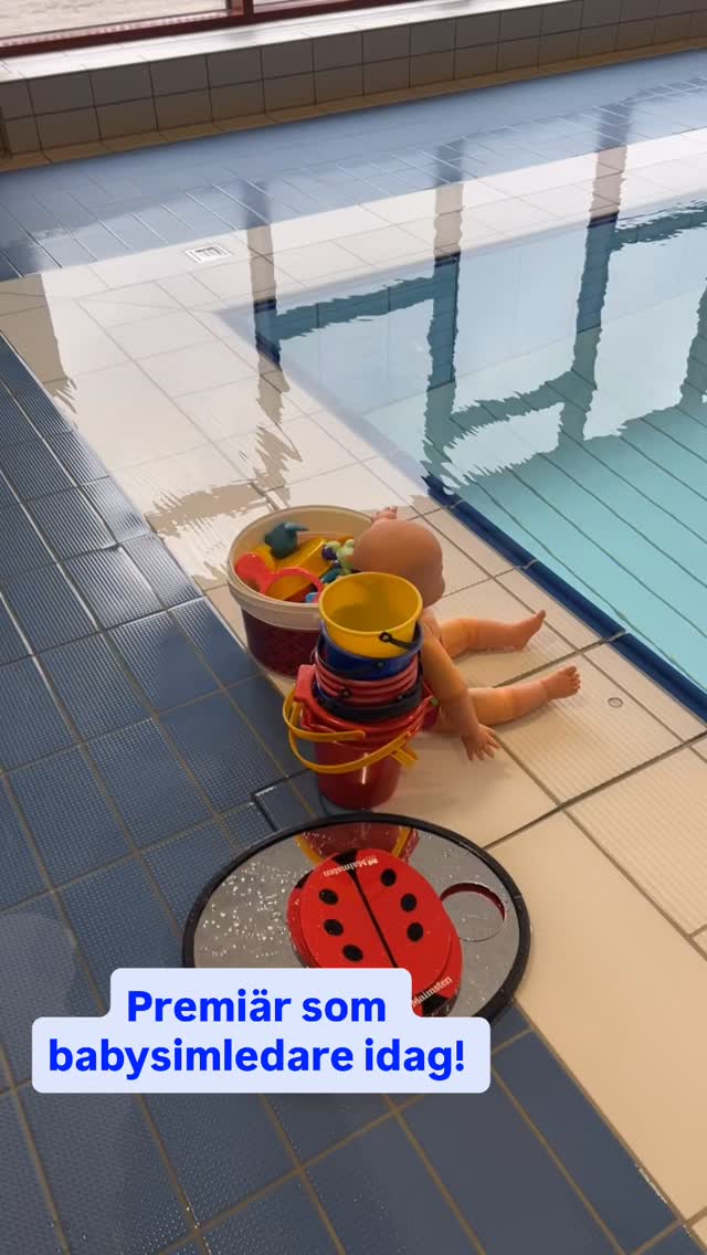 Efter att ha gått utbildning är jag nu äntligen färdig babysimledare och idag hade jag och kollegan våra första egna grupper. Så mysigt att få introducera nyblivna föräldrar och deras bebisar i att lära sig att navigera i vatten. 💦 Kul och viktigt!
Dessutom ett bra sätt för en författare (och gammal simmare) att få komma ut bland folk och rensa hjärnan lite! 😁
Jag bjuder på den snygga badfrisyren 😂 (man kan ju undra hur jag inte kände att jag hade hår över hela ansiktet)
#strängnäs #babysim #larslundasimhall #strängnäskommum #viktigvattenvana