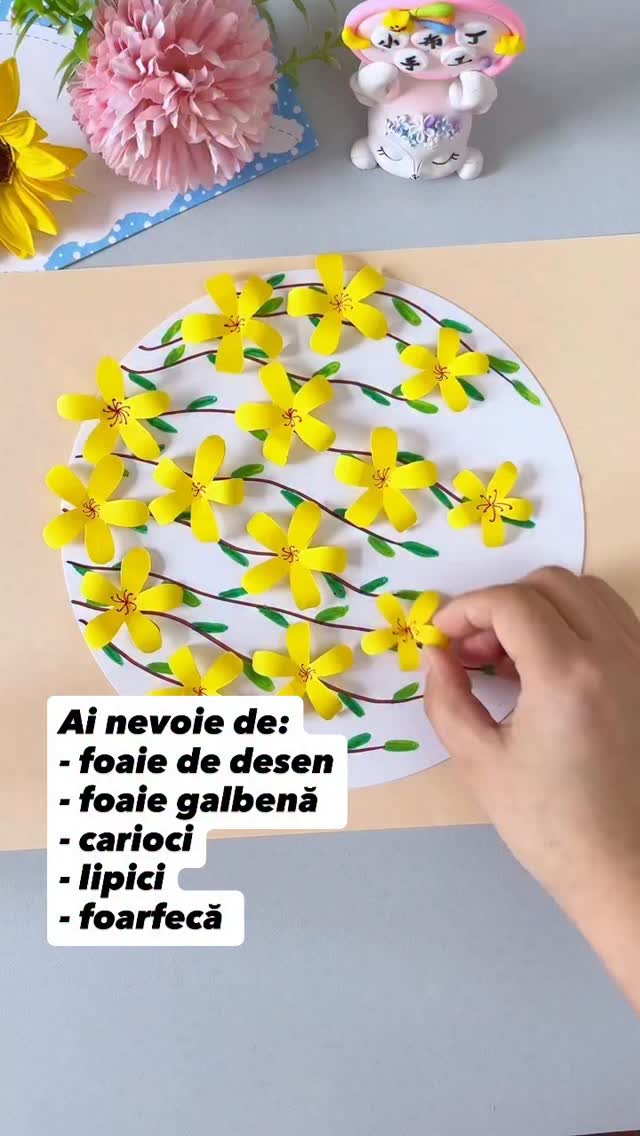 Un copăcel înflorit din hârtie, unde fiecare copil poate lucra în ritmul lui 💛
✂️ Pentru cei mai mici:
– lipesc florile deja pregătite
✂️ Pentru cei mai mari:
– decupează, îndoaie și construiesc singuri florile
🌱 O activitate care crește odată cu copilul și îi dezvoltă creativitatea, răbdarea și îndemânarea.
#gradinitaonline #activitaticopii #activitatipentrucopii #kidsactivities #activitiesforkids