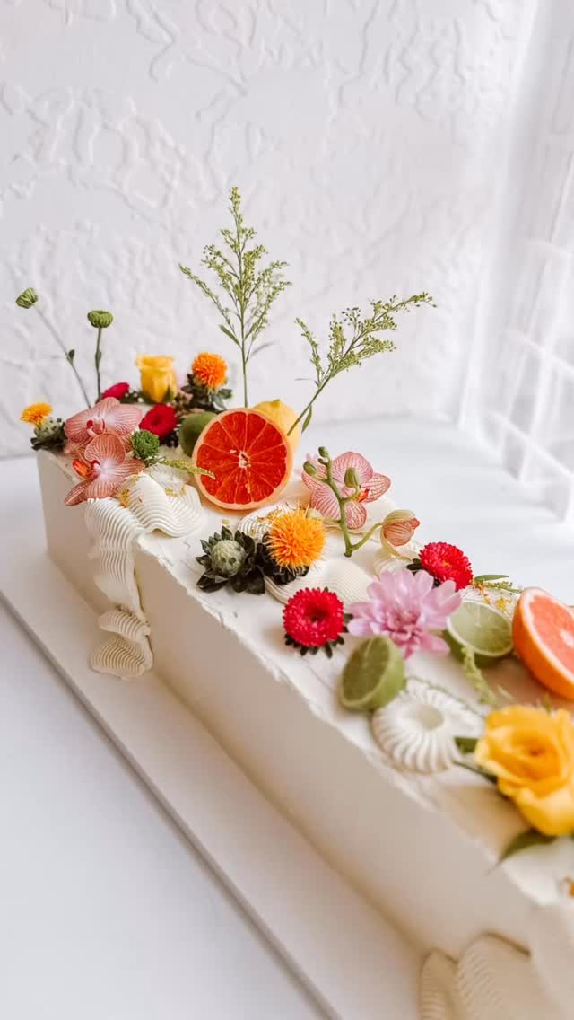 We are *absolutely OBSESSED* with long, rectangular fresh flower cakes 🤩🌸✨
There’s just something about that elongated elegance… the way the florals spill so effortlessly across the cake, like a little garden moment you can eat. It feels modern, romantic, and just a touch dramatic (in the best way).
Give us alllll the fresh blooms, soft textures, and that dreamy, stretched-out canvas to create magic on 💐
Forever swooning over this style… and honestly? We’re not getting over it anytime soon 🤍
#freshflowercake #cakedesign #luxurycakes #weddingcakeinspo #moderncake floralcake cakeobsession prettycakes celebrationcake