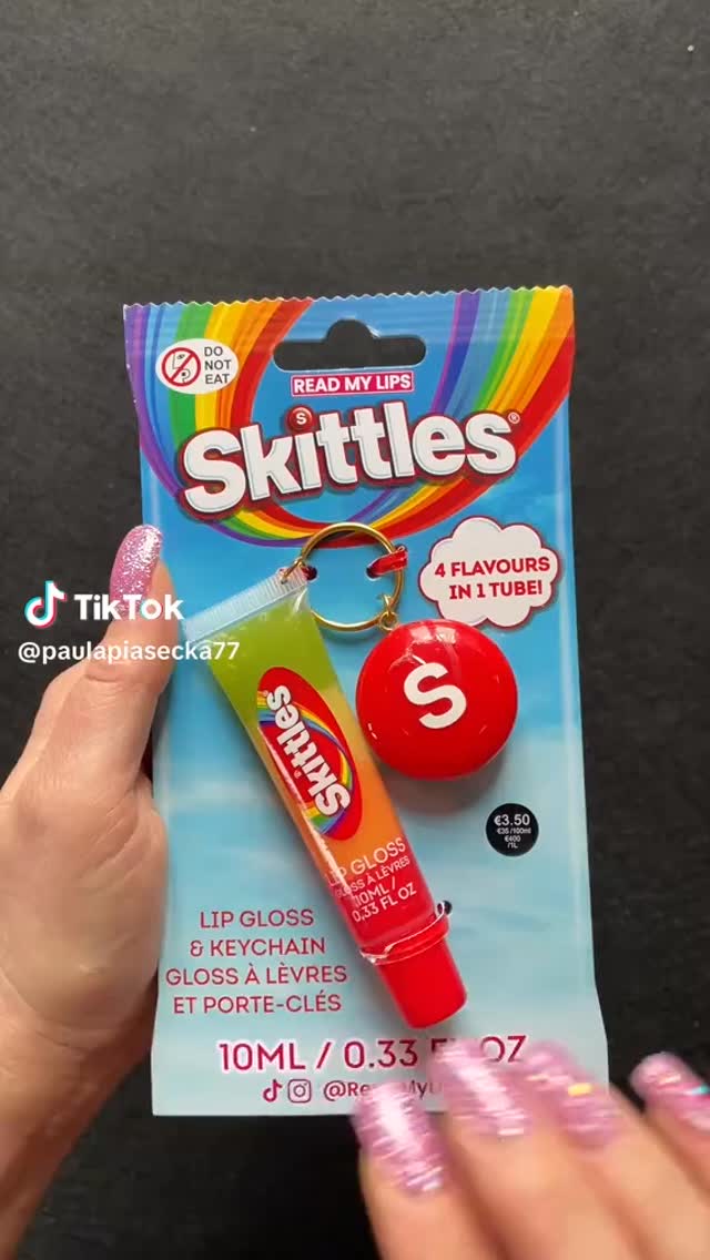 We love seeing our new SKITTLES 4-in-1 lip gloss & bag charm in action 🌈💋
Get yours exclusively at @primark 💖
📸 @paulapiasecka77
#readmylipsgb #SKITTLES #primark #primarkbeauty #primarkfinds #lipgloss #bagcharm