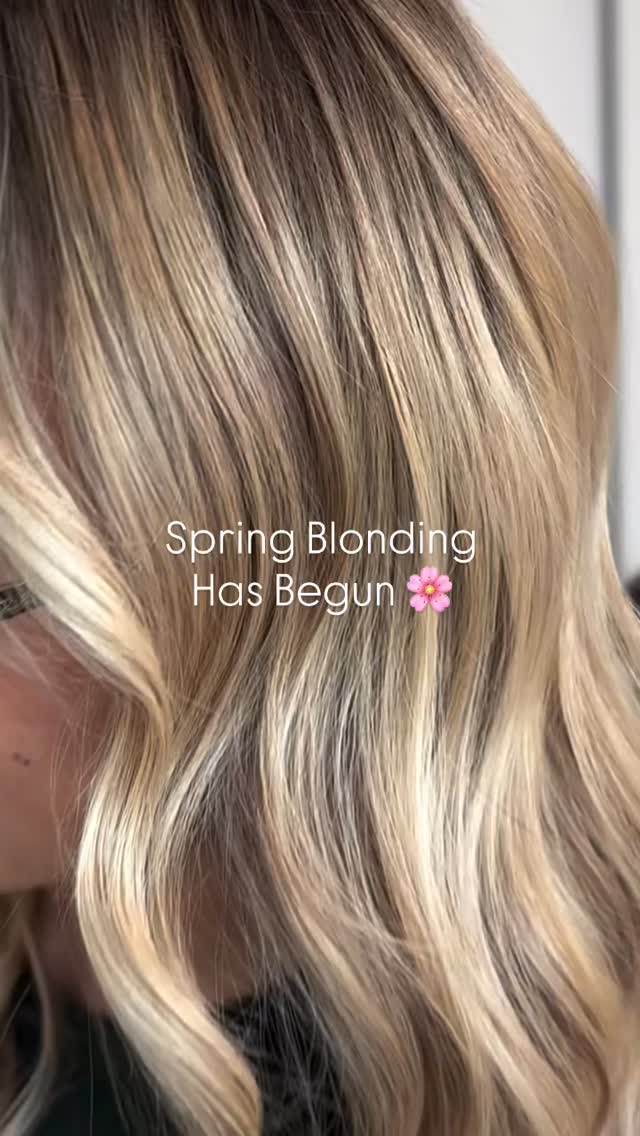 Spring blonding has officially sprung 🌼✨
If you’ve been waiting for your sign to go brighter, softer, and effortlessly blended… this is it.
Think: sun-kissed ribbons, seamless dimension, and that “just got back from vacation” glow 🌞
The best spring blondes aren’t overdone they’re strategic, lived-in, and tailored to you.
✨ Less upkeep
✨ Softer grow-out
✨ Maximum impact
Spots are filling fast with the season change don’t wait until everyone else is booking last minute 👀
📸 Created by hair artist Shantel