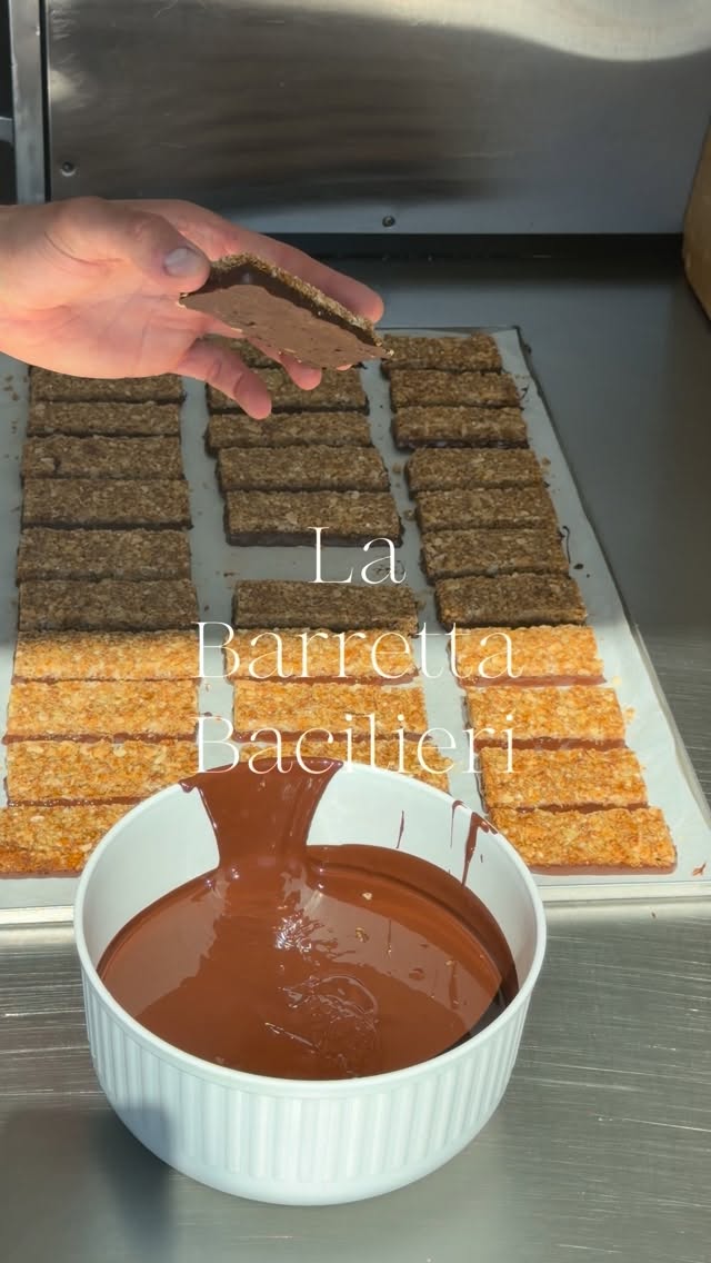 Abbiamo una novità!!
La nostra nuova barretta in collaborazione con @monica.legu e @legu.it é arrivata!
Buona, sfiziosa, senza glutine, senza lattosio e con ottimi valori nutrizionali é una scelta diversa per la vostra colazione!
Vi aspettiamo per provarla!!
.
.
.
.
#bacilieri #pasticceriabacilieri #pasticceriaartigianale #chocolate #healthy